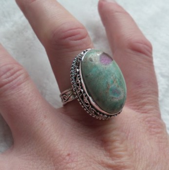 Zilveren ring Robijn in Fuchsiet in bewerkte setting maat 19 mm